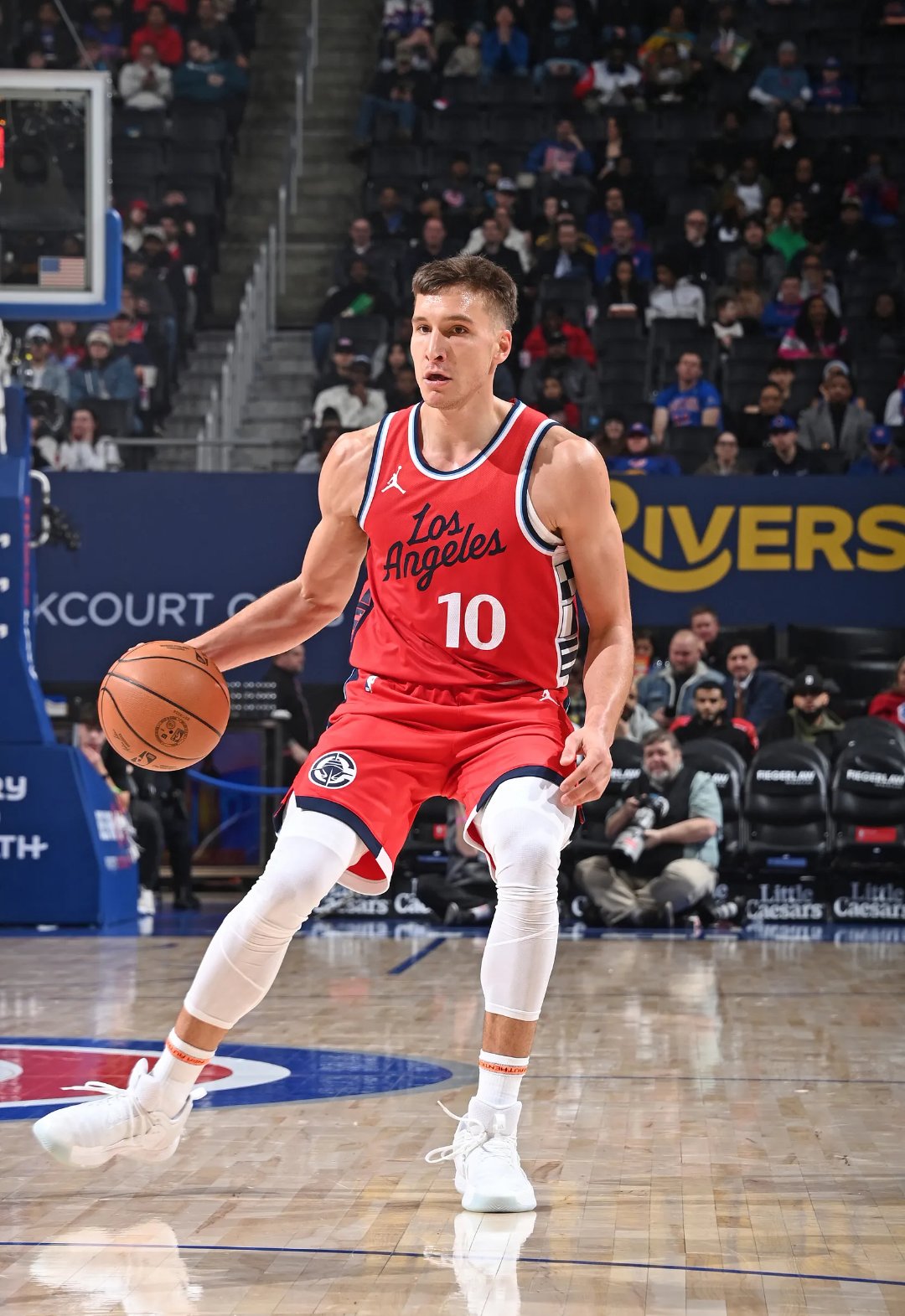 关于塞维利亚手感冰凉备战社区盾阿扎伦卡在湖人比赛中失利，风云突变尼斯窗口期复出首秀都惊呆了的信息